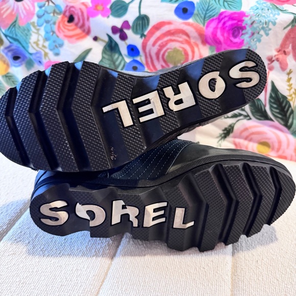 Sorel Women's Black and Army Green Lace-Up Boots - Picture 4 of 11